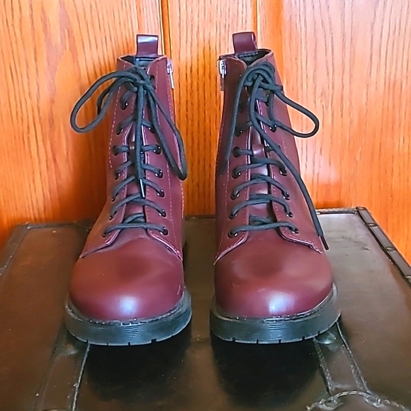 TIME TRU Women Combat Boot, size 8.5, Burgundy - Picture 1 of 8